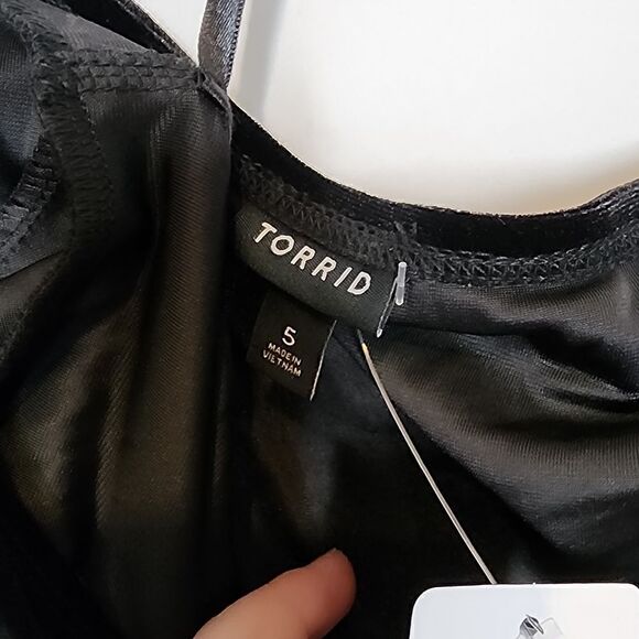 5X 28W Torrid Black Stretch Velvet Shirred Front Off Shoulder Top Holiday Naught - Picture 5 of 8